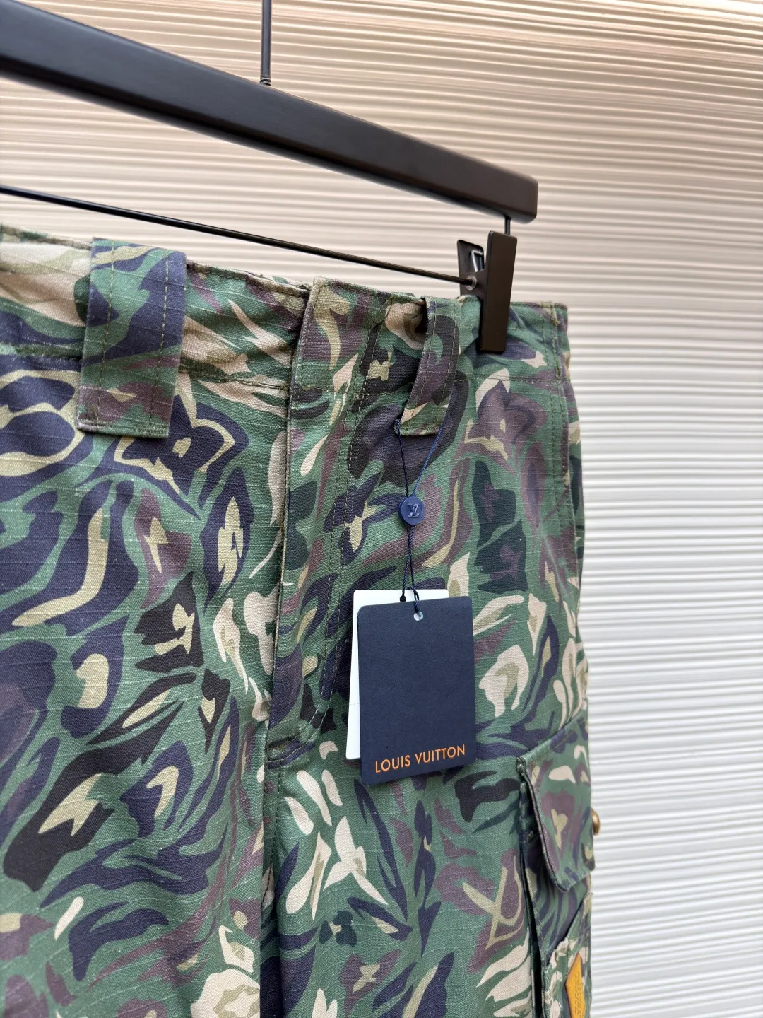 LOUIS VUITTON patch pocket overalls ●Original version: purchased and developed for 15700 ●Item number: 1681396-B70 ●Fabric: combed cotton fabric ●Technology: stone-ground light fermentation ●Color: camouflage ●Version: fitted version ●Weight: about 825 grams ●Size: 46-48-50-52 ●Description: Customized dark olive green double-sided yarn-dyed combed cotton, as warm as cotton, comfortable and close to the skin Jungle twilight, camouflage poetry, makes green transcend the boundaries of seasons and styles. It touches people's hearts with the depth of color. The patch embellishes the left pocket and becomes a low-key medal. LV's iconic Monogram disappears into the camouflage canvas, hiding the brand gene into the wild totem. Function first, aesthetics follows. Use the three-dimensional pockets on both sides as the skeleton to reshape the advanced form of pragmatism. A sense of luxury exuded from the inside out. A stunning work in the fashion feast, direct glaze spraying through high-precision digital nozzles and intelligent color management systems. Directly print the pattern on the surface of the fabric in a point-to-point manner. Turn the pattern into a flowing glaze and touch the texture of the fabric. Let the pattern have a visual impact and ergonomic three-dimensional cutting. Return to the traditional craftsmanship through segmentation, folding, shrinking, and stretching techniques. The so-called slow work produces fine work, which is the respect for the material. The pursuit of feel. The workmanship is complex and tedious. Slow aging. High loss, stone grinding light fermentation ➕ pulling, bleaching and softening. Through the mutual friction between pumice and clothing. Produce wear and fading effects on the surface of denim by combining pulling and bleaching to produce a certain texture and stretch effect on the clothing while bleaching. The overall wiring is straight and delicate, the fabric is comfortable and soft, and the color is consistent without color difference. It can be matched with the same style to create a fashionable look and control various occasions. Customized accessories, complete with three standards, same style for men and women!